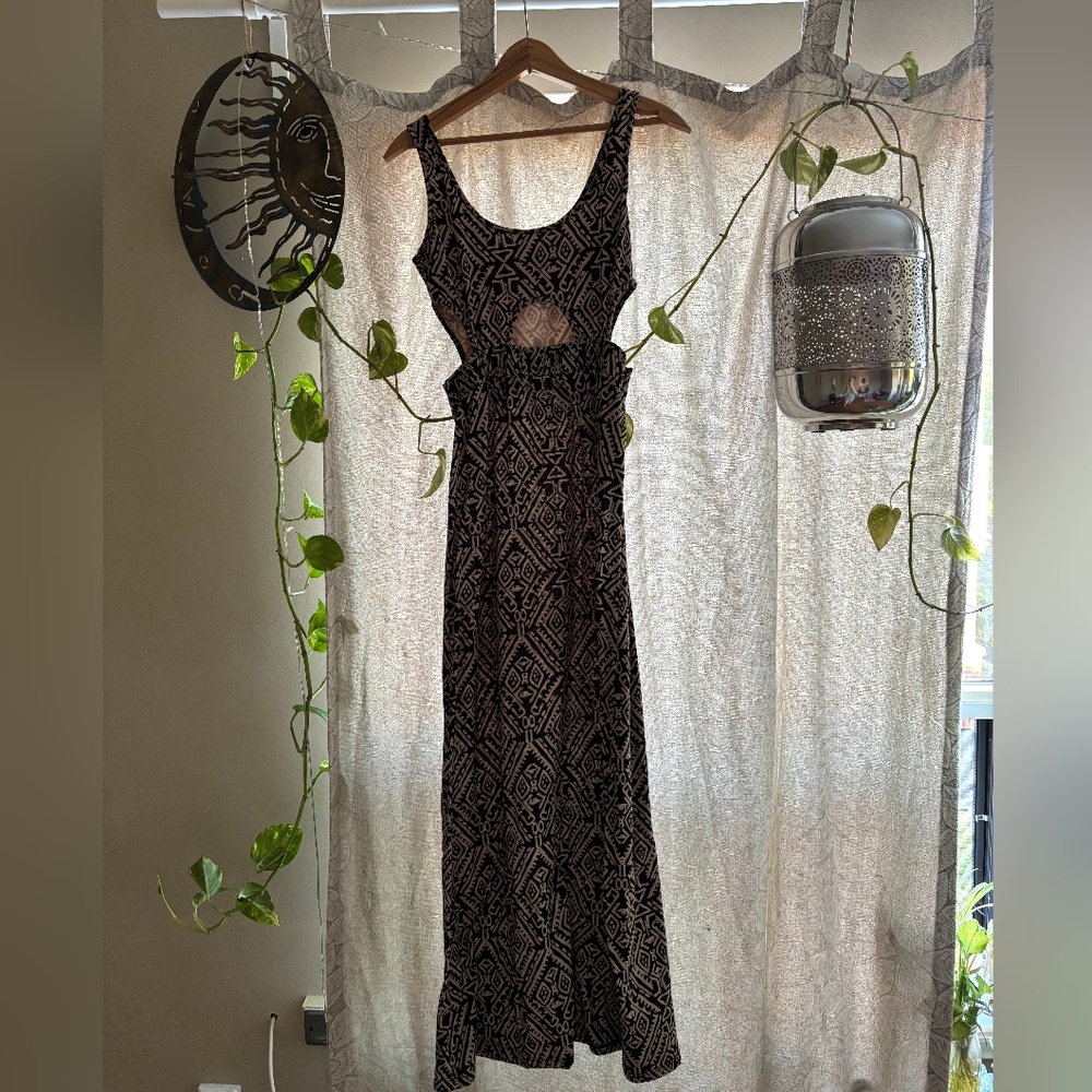 Gorgeous Aztec Patterned Dress With Back Cutouts - Picture 2 of 2